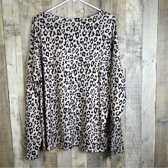 Voxget Animal Print Tan & Black Large V-Neck Long Sleeve V-Neck 1 Chest … - Picture 2 of 6